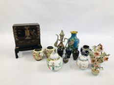 A GROUP OF ORIENTAL AND EASTERN ITEMS TO INCLUDE A MINIATURE SINGLE DRAWER 2 DOOR JEWELLERY CABINET,