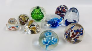 A GROUP OF 9 ASSORTED ART GLASS PAPERWEIGHTS OF VARIOUS SIZES TO INCLUDE A CAITHNESS EXAMPLE ETC.