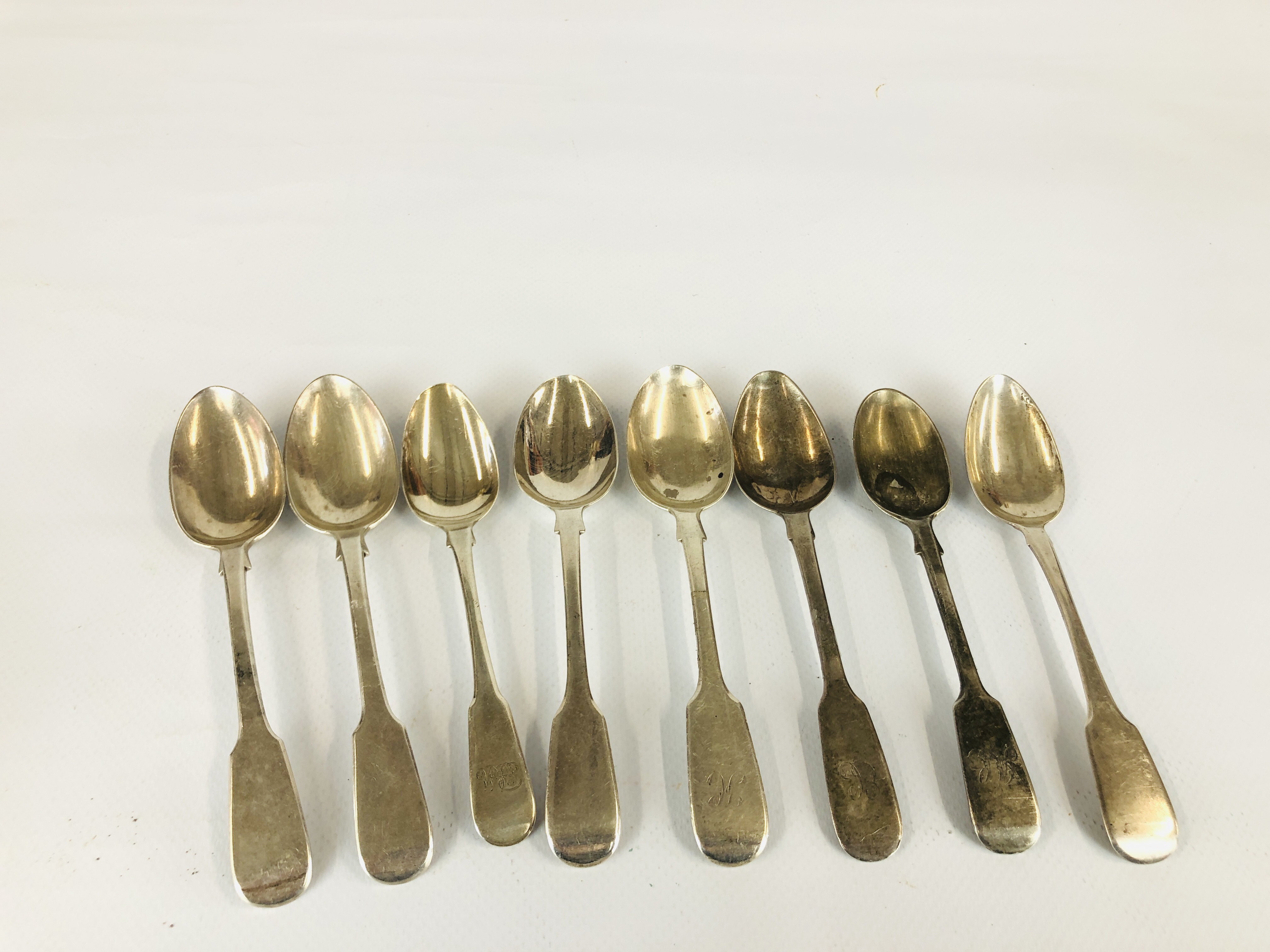 A MIXED GROUP OF EIGHT SILVER FIDDLE PATTERN TEASPOONS, DIFFERENT DATES AND MAKERS,