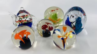 A GROUP OF 6 ART GLASS PAPERWEIGHTS TO INCLUDE AN EXAMPLE IN THE FORM OF A TEAPOT.