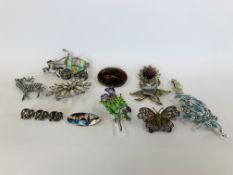 BOX CONTAINING A QUANTITY OF VINTAGE BROOCHES TO INCLUDE SILVER MARCASITE AND ENAMELLED, STONE SET,