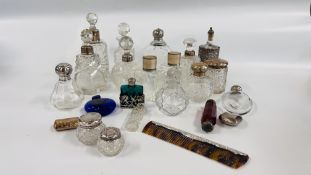 A COLLECTION OF APPROX 18 SCENT BOTTLES OF VARIOUS FORMS INCLUDING MANY SILVER TOPPED EXAMPLES +