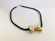 A DESIGNER 9CT GOLD BOW NECKLACE ON A ROPE TWIST CHOKER.