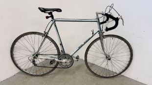 A RALEIGH 12 SPEED GENT'S BICYCLE.