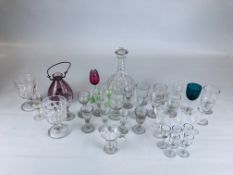 A QUANTITY OF MIXED VINTAGE AND ANTIQUE GLASSWARE INCLUDING FLY TRAP, RUMMERS, DECANTER,