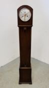 A 1930'S FLOOR STANDING GRANDMOTHER CLOCK H 128CM.