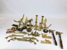 A BOX CONTAINING AN EXTENSIVE COLLECTION OF BRASSWARE EAGLES, CANDLESTICKS, HORSES,