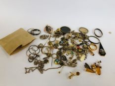 AN EXTENSIVE GROUP OF ASSORTED YELLOW METAL JEWELLERY PARTS AND A PACKET OF WHAT APPEARS TO BE GOLD