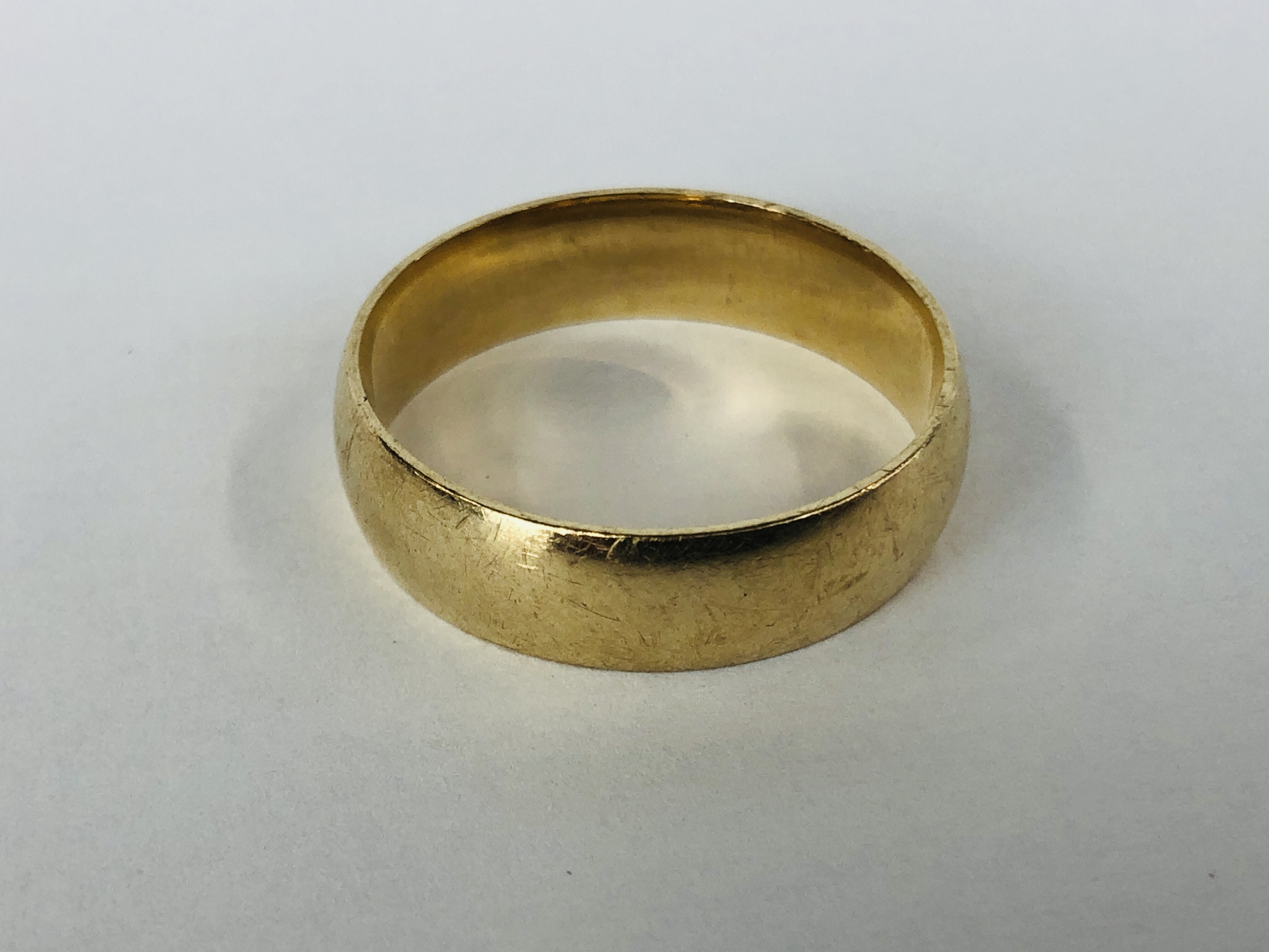 A 9CT GOLD WEDDING BAND MARKED 375. - Image 4 of 7