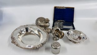 A GROUP OF SILVER PLATED WARE TO INCLUDE A SERVING DISH, SILVER TOPPED DRESSING TABLE JAR,
