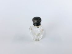 AN ANTIQUE MINIATURE CLEAR GLASS SCENT BOTTLE WITH THREADED WHITE METAL TOP, H 3.5CM.
