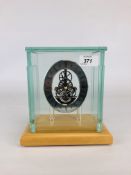 A MODERN SKELETON MANTEL CLOCK WITH HEAVY LEAD GLASS CASE - H 21CM.