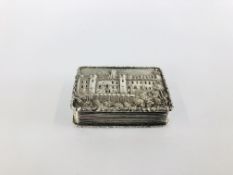 A SILVER VINAIGRETTE BY NATHANIEL MILLS, BIRMINGHAM 1838, THE LID OF CASTLE DESIGN, W 3.75CM X D 2.