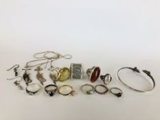 A GROUP OF SILVER AND WHITE METAL ITEMS TO INCLUDE RINGS, BRACELET, NECKLACE ETC. + OTHERS.