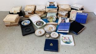 AN EXTENSIVE COLLECTION OF BOXED COLLECTORS PLATES TO INCLUDE WEDGEWOOD EXAMPLES,