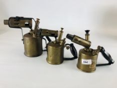 A GROUP OF 3 VINTAGE BRASS BLOW TORCHES.