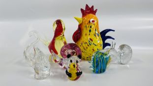 A GROUP OF 8 ASSORTED ART GLASS ORNAMENTS TO INCLUDE ANIMALS,