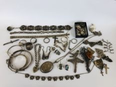 A TRAY OF ASSORTED VINTAGE WHITE METAL AND SILVER JEWELLERY TO INCLUDE A DESIGNER HINGED BRACELET,