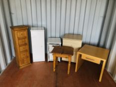 A GROUP OF FURNITURE TO INCLUDE WHITE GLOSS CABINET, 2 DRAWER STORAGE CHEST, PINE OCCASIONAL TABLE,