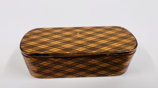 AN 1820'S MAUCHLINE SNUFF BOX (PEN & INK TARTAN WARE) LENGTH 10CM.