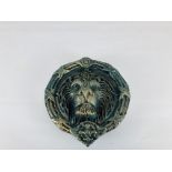 A REPRODUCTION CAST IRON LION HEAD DOOR KNOCKER - WIDTH 22CM.