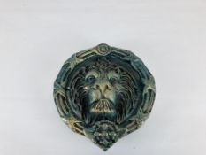 A REPRODUCTION CAST IRON LION HEAD DOOR KNOCKER - WIDTH 22CM.