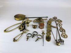BOX OF BRASS WARE TO INCLUDE TRIVETS AND HORSE BRASSES ETC.