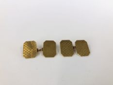 A PAIR OF 9CT GOLD CUFF LINKS.