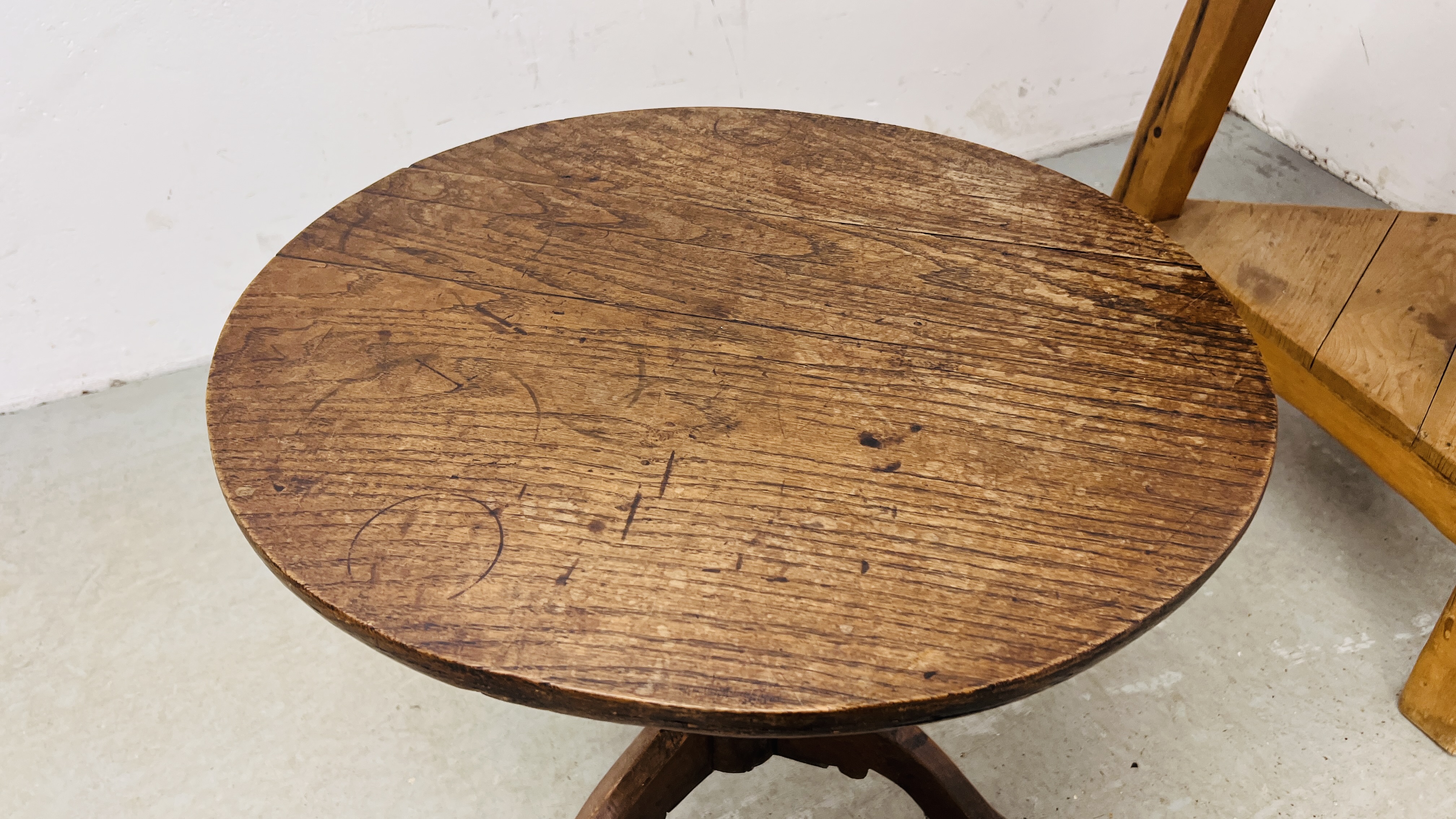 A VINTAGE PINE CIRCULAR TRI LEGGED OCCASIONAL TABLE WITH LOWER SHELF 72CM D X 72CM H ALONG WITH A - Image 3 of 10