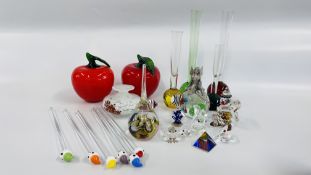 A GROUP OF ASSORTED GLASS AND ART GLASS CABINET COLLECTIBLES TO INCLUDE VASES, STIRRERS,