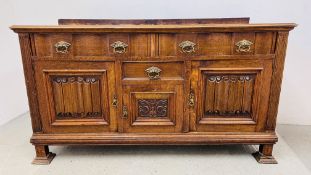 A LARGE SOLID OAK SIDEBOARD, TWO LONG DRAWERS ABOVE CABINET AND DRAWER COMBINATION LENGTH 183CM.