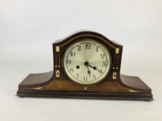 A VINTAGE MAHOGANY FINISH MANTEL CLOCK WITH MOTHER OF PEARL INLAY - W 47CM X H 24CM.