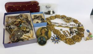 AN EXTENSIVE GROUP OF VINTAGE JEWELLERY AND COLLECTIBLES TO INCLUDE AN ELABORATE FILAGREE EVENING