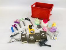 BOX CONTAINING HOME HOBBY CRAFT ACCESSORIES TO INCLUDE SCISSORS,