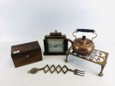 A GROUP OF VINTAGE METAL WARE TO INCLUDE A BRASS TRIVET, COPPER AND BRASS EMBOSSED KETTLE,