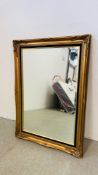 A DECORATIVE GILT FRAMED BEVEL EDGED WALL MIRROR W109CM X H 78.5CM.