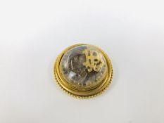 AN ELABORATE ANTIQUE CIRCULAR YELLOW METAL MOURNING BROOCH.