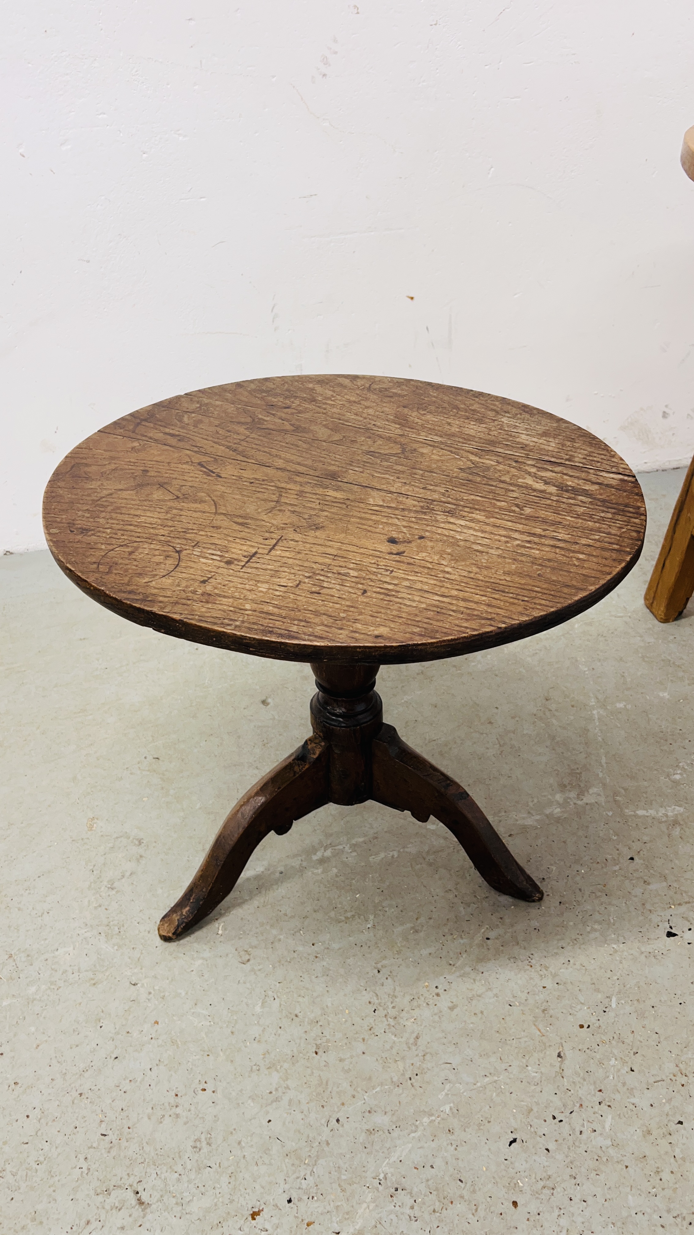 A VINTAGE PINE CIRCULAR TRI LEGGED OCCASIONAL TABLE WITH LOWER SHELF 72CM D X 72CM H ALONG WITH A - Image 2 of 10