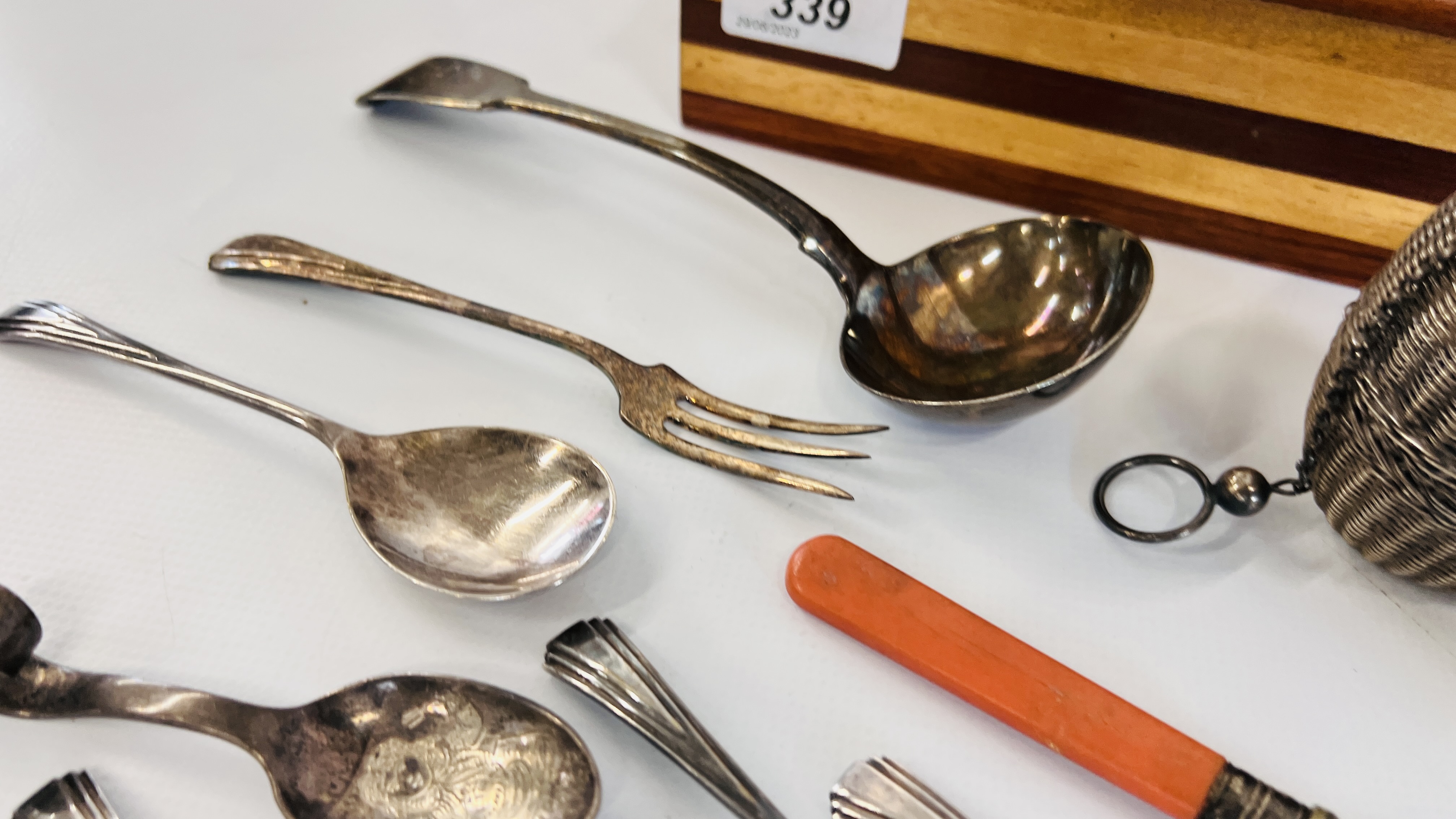 A BOX OF CUTLERY TO INCLUDE SILVER EXAMPLES, 3 TEASPOONS, SILVER LADLE + 2 OTHERS, - Image 7 of 9