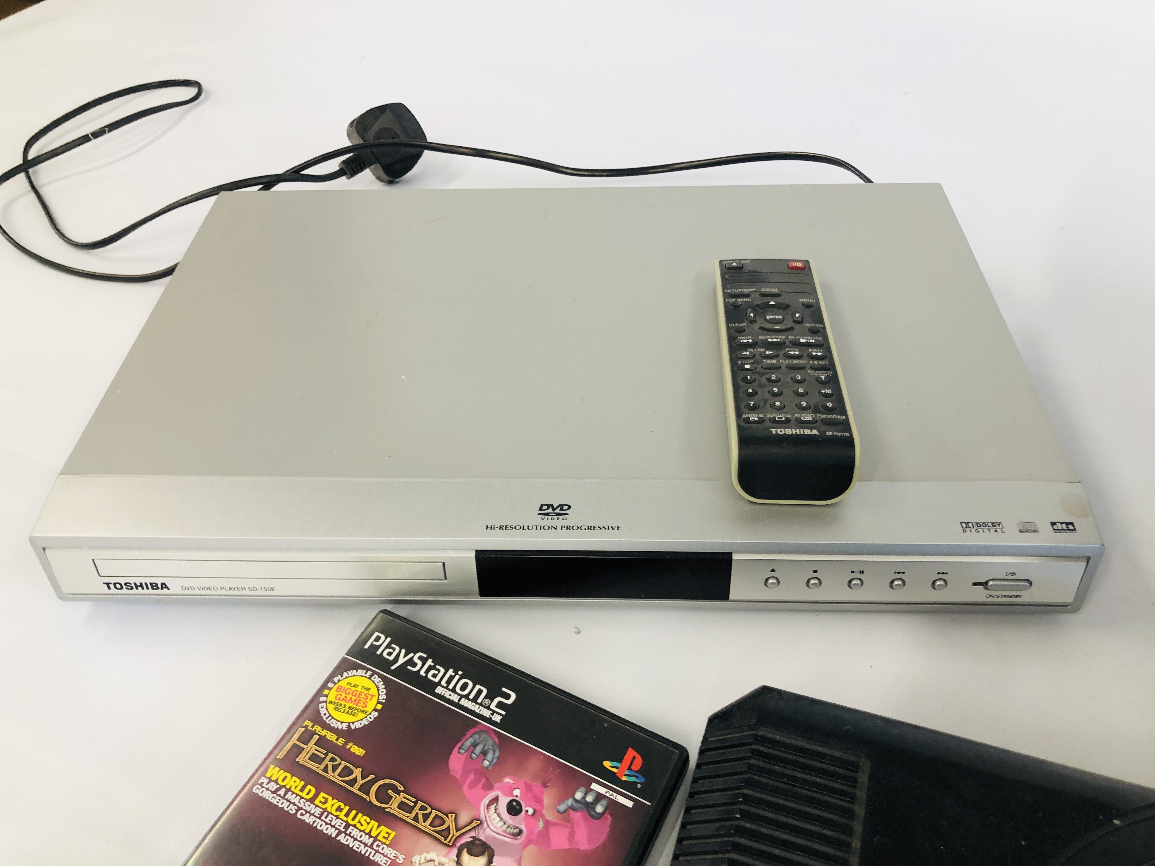 ALBA 16 INCH TV / DVD PLAYER MODEL LED 16911 DVD AND A SEGA MEGA DRIVE ETC. - SOLD AS SEEN. - Image 5 of 5