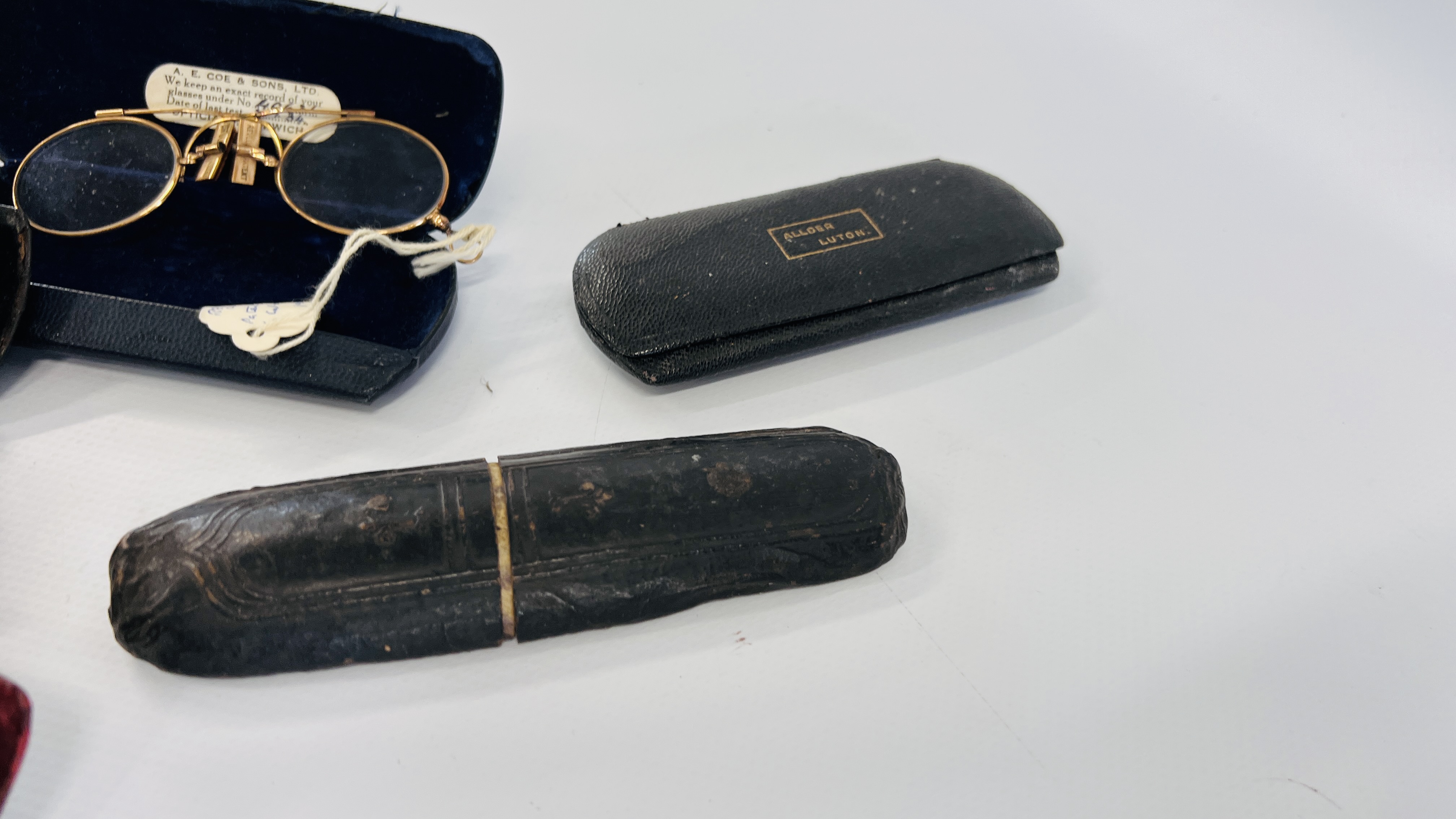 FOUR PAIRS OF SPECTACLES 1930'S IN CASES, THREE SPECTACLE CASES WITH WHITE METAL CHAIN. - Image 8 of 8