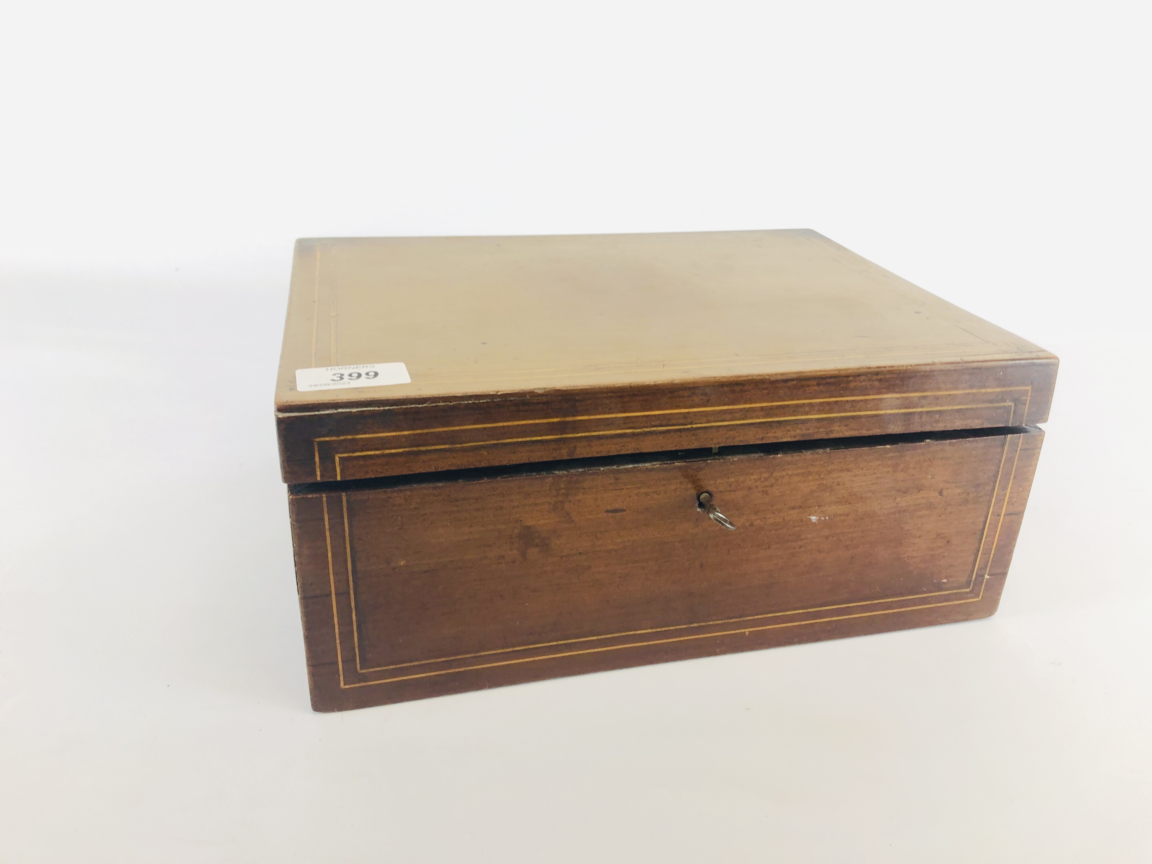 A VINTAGE MAHOGANY SEWING BOX WITH FITTED INTERIOR AND CONTENTS W 30.5CM X D 23CM X H 13CM.