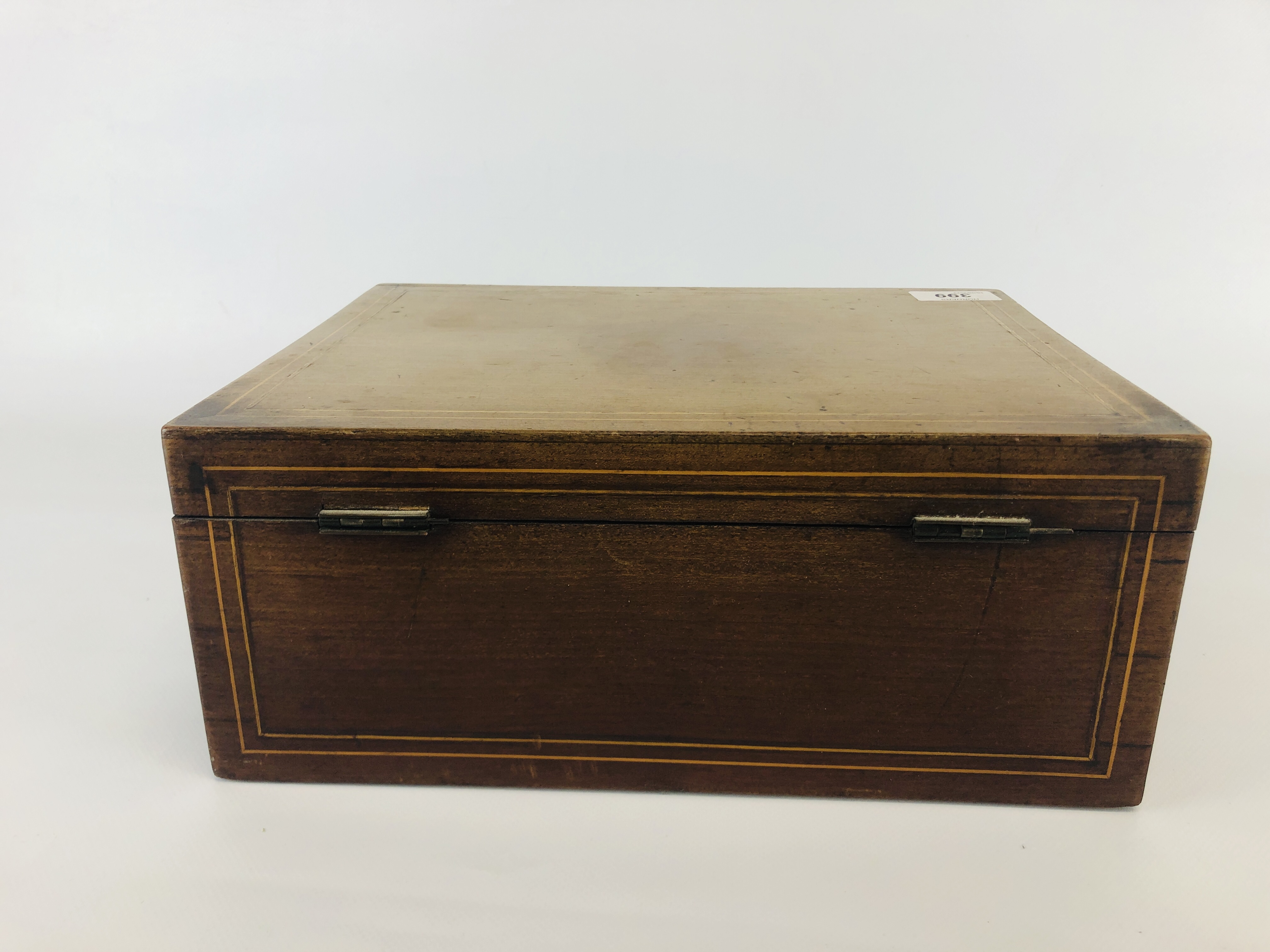 A VINTAGE MAHOGANY SEWING BOX WITH FITTED INTERIOR AND CONTENTS W 30.5CM X D 23CM X H 13CM. - Image 9 of 9