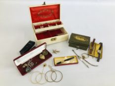 A JEWELLERY BOX AND CONTENTS TO INCLUDE VINTAGE BROOCHES, SILVER NECKLACE, VINTAGE FOUNTAIN PEN ETC.