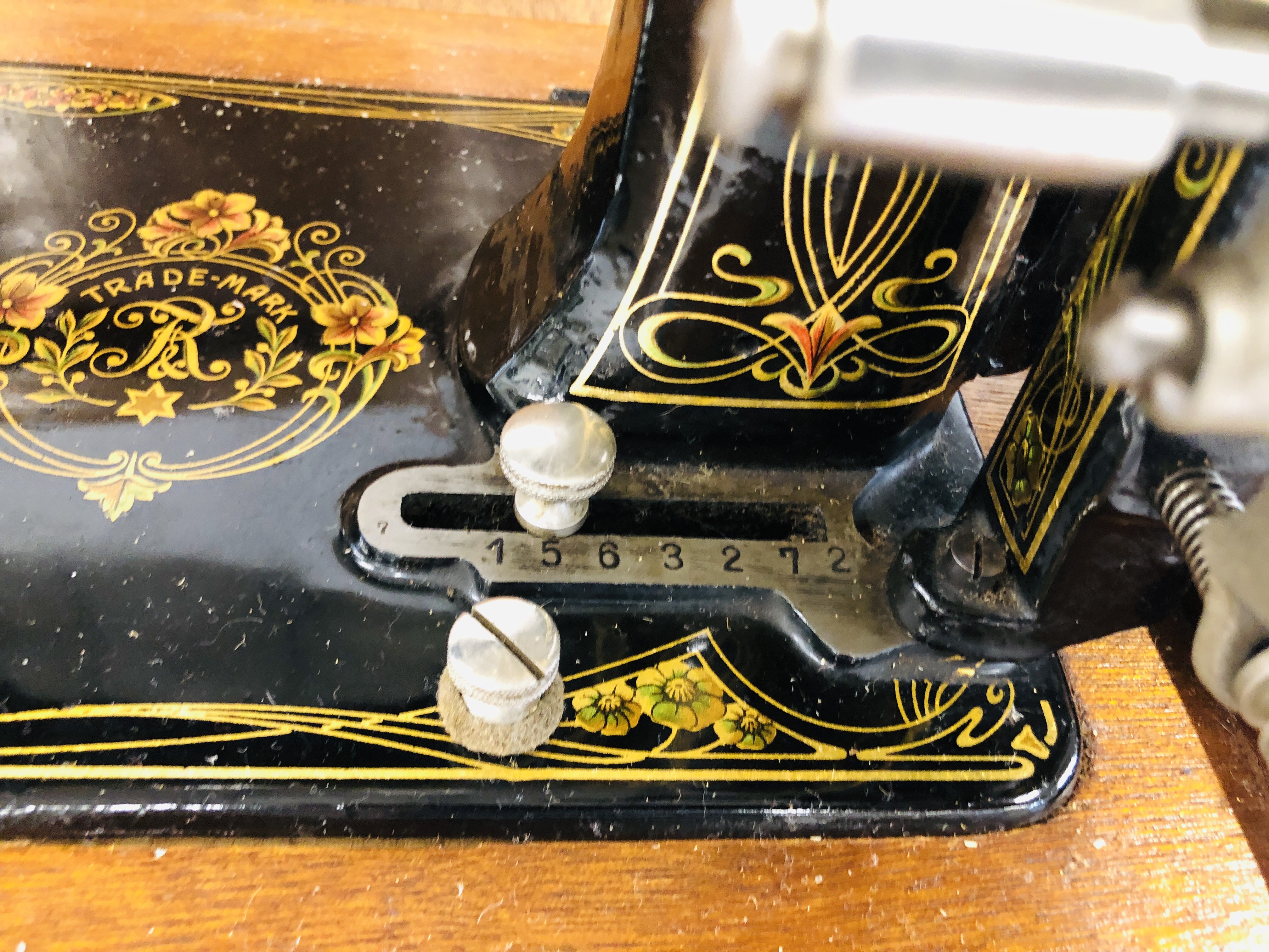 A VINTAGE GILT DECORATED FRISTER & ROSSMANN SEWING MACHINE COMPLETE WITH COVER - SOLD AS SEEN. - Image 4 of 6
