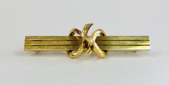 A DESIGNER BROOCH MARKED 15CT L 4CM.