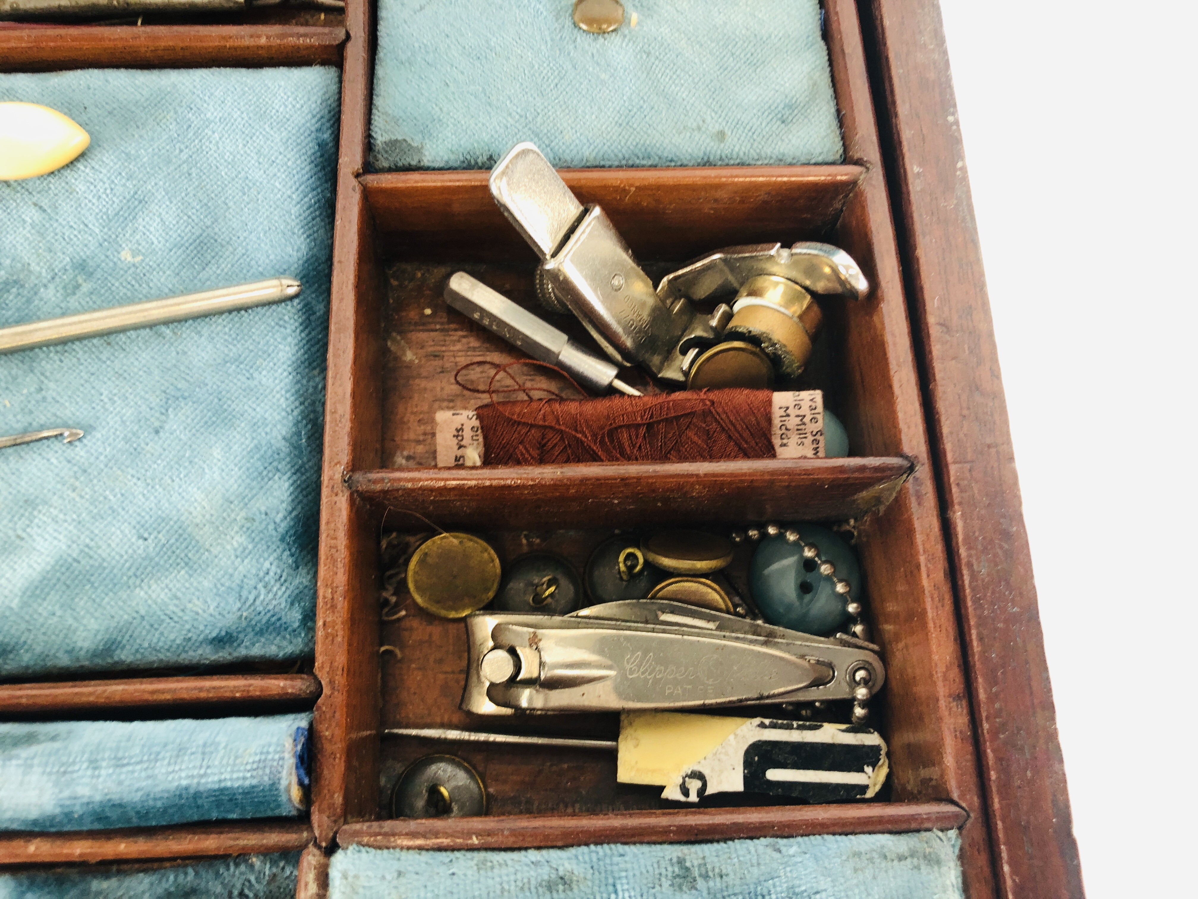 A VINTAGE MAHOGANY SEWING BOX WITH FITTED INTERIOR AND CONTENTS W 30.5CM X D 23CM X H 13CM. - Image 6 of 9