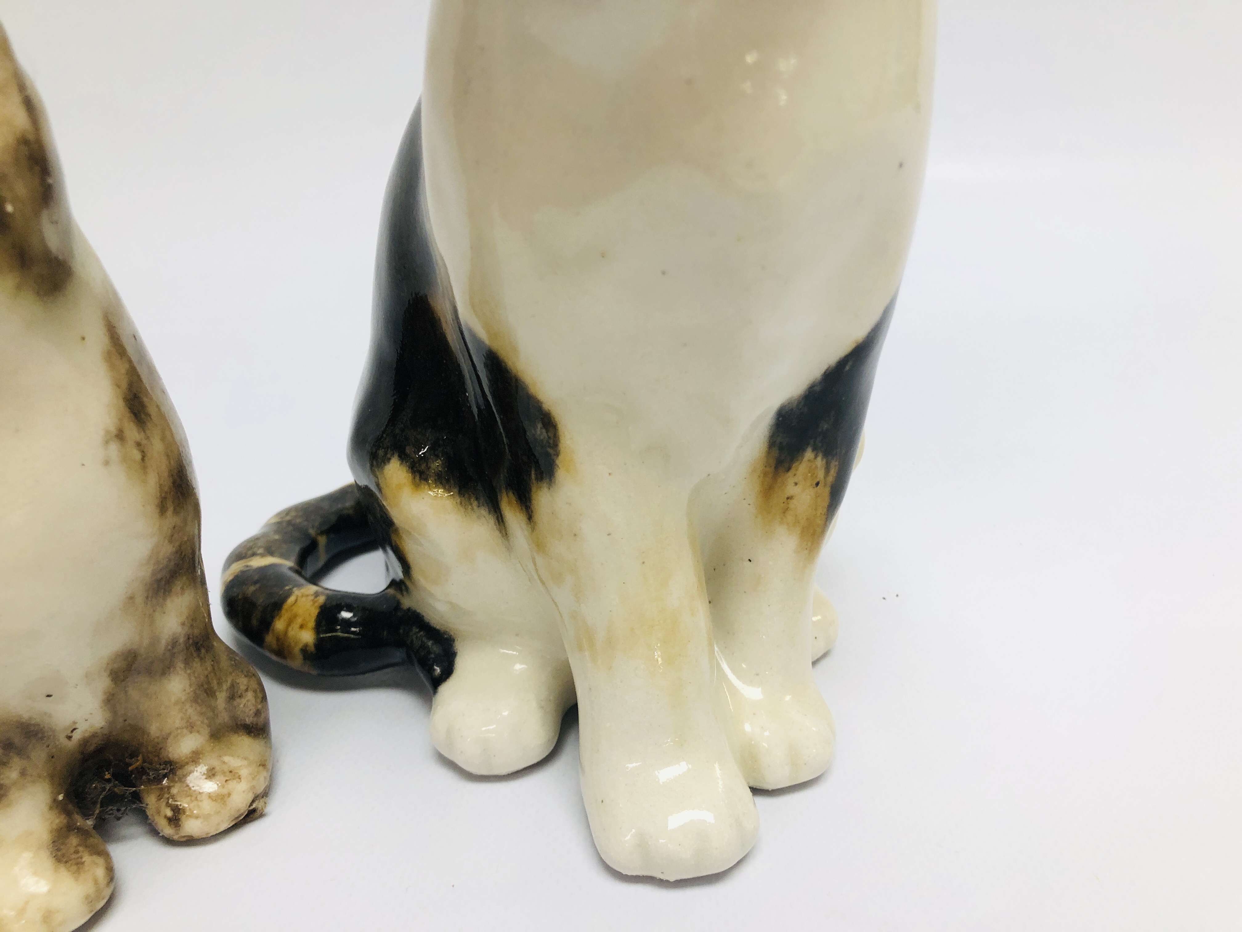 A GROUP OF 2 WINSTANLEY ART POTTERY CAT STUDIES NO.1 H 14.5CM AND NO. 4 H 22CM BEARING SIGNATURE. - Image 3 of 10
