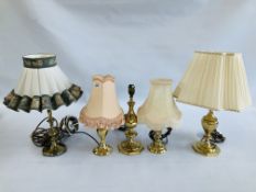 A GROUP OF FIVE ASSORTED BRASS BASED TABLE LAMPS OF VARYING DESIGNS - SOLD AS SEEN.