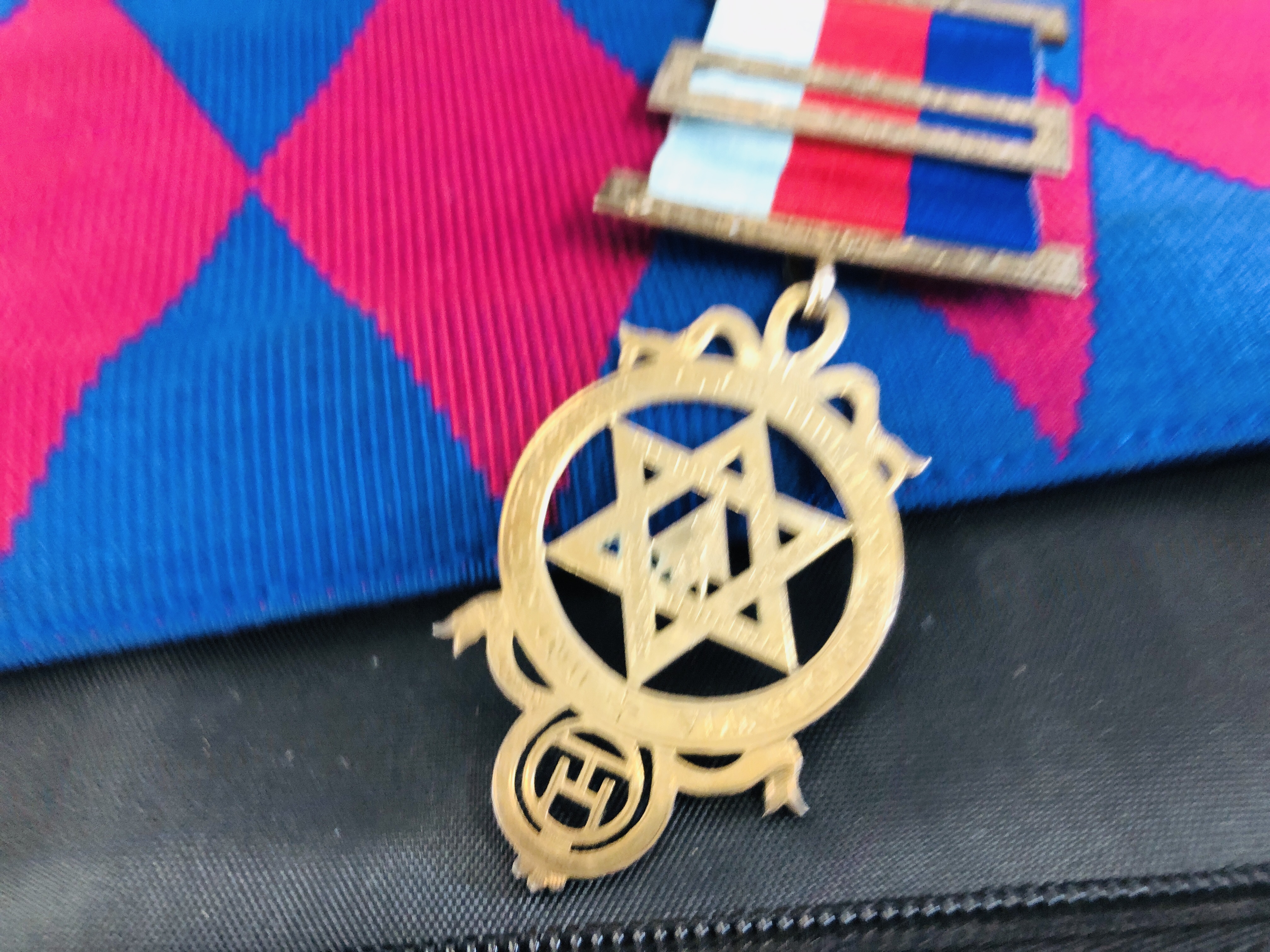 A GROUP OF SUPREME GRAND CHAPTER MASONIC REGALIA IN CARRY CASE. - Image 7 of 8